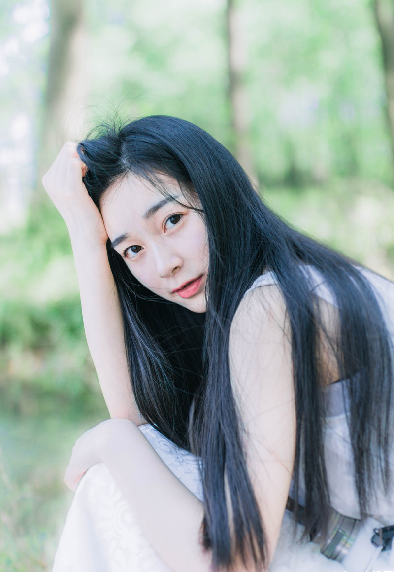 锁上我的记忆，锁上我的忧伤，不再想你，怎么可能再想你，快乐是禁地，生死之后，找不到进去的钥匙。